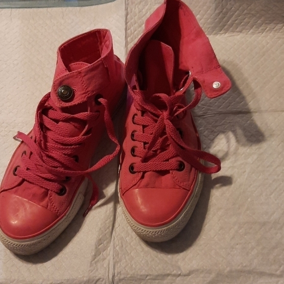 Levi's Other - Levis Pink Hightop Sneakers 👟